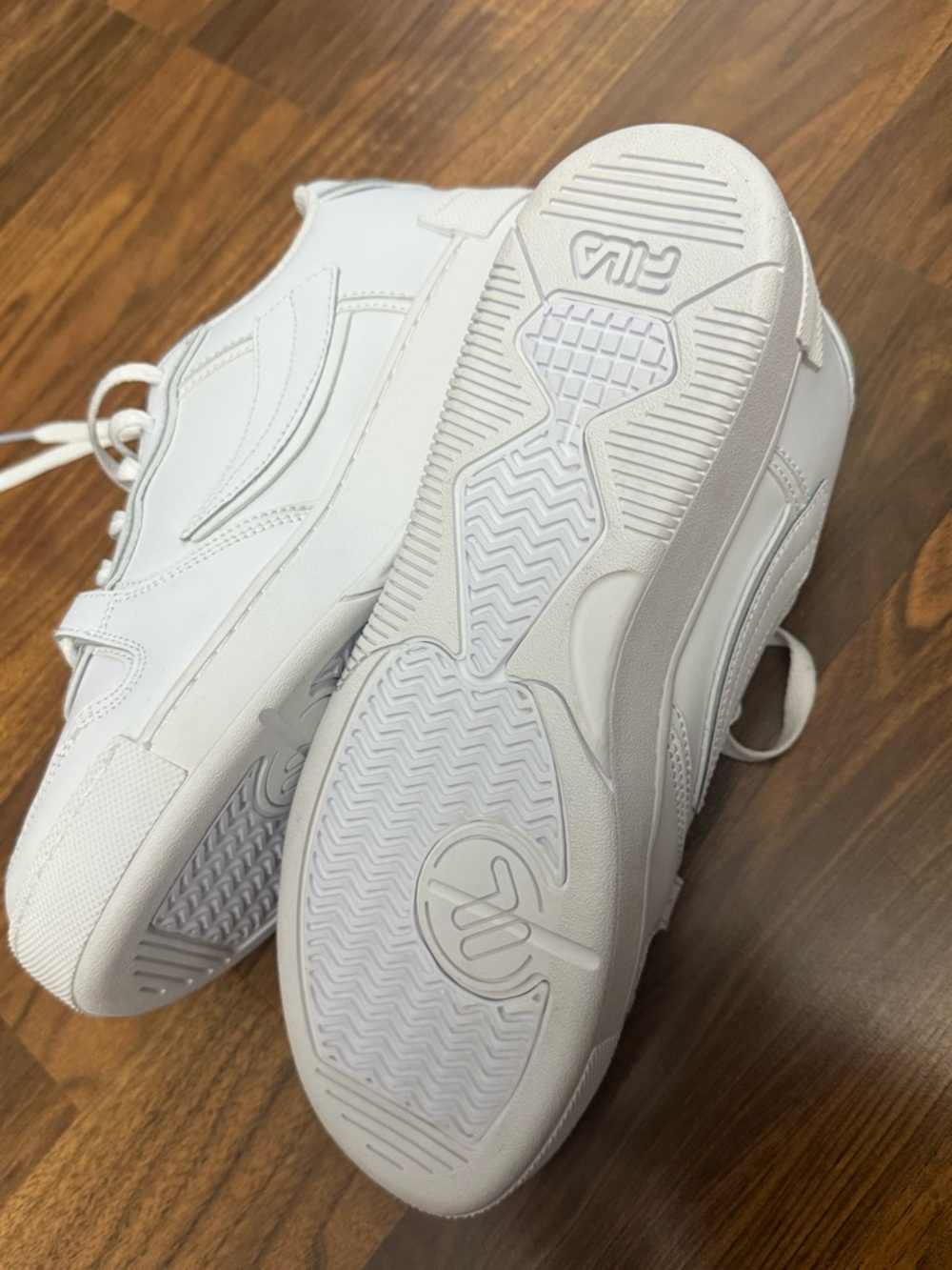 NWOB FILA White Low-Top Sneakers with Subtle Red & Navy Logo - Picture 3 of 4